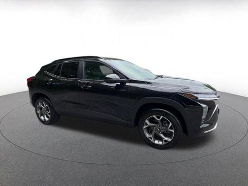 Mosaic Black Metallic 2025 Chevrolet Trax LT
