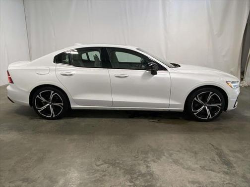 2024 Volvo S60 B5 Core Dark Theme