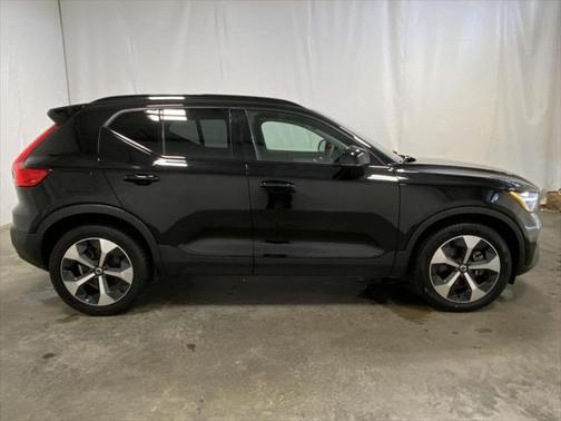 2023 Volvo XC40 B4 Ultimate Dark Theme