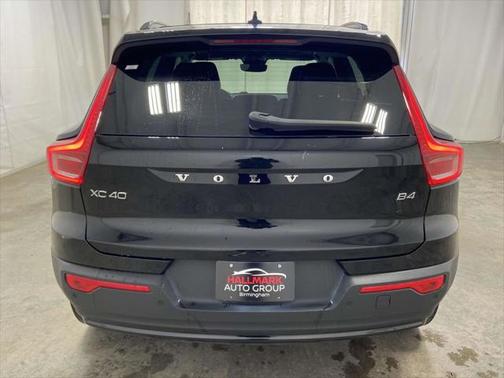 2023 Volvo XC40 B4 Ultimate Dark Theme
