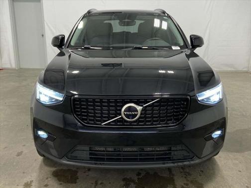 2023 Volvo XC40 B4 Ultimate Dark Theme
