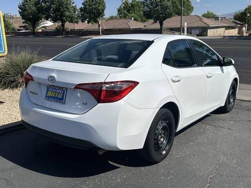 Super White 2018 Toyota Corolla LE