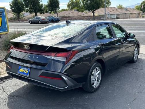 2024 Hyundai ELANTRA SE