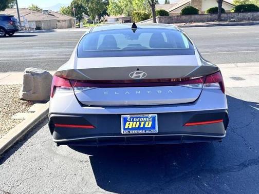 2024 Hyundai ELANTRA SE