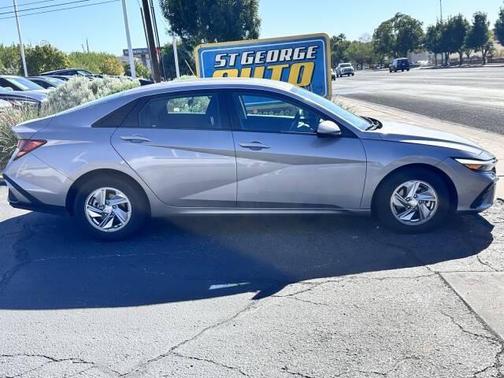 2024 Hyundai ELANTRA SE