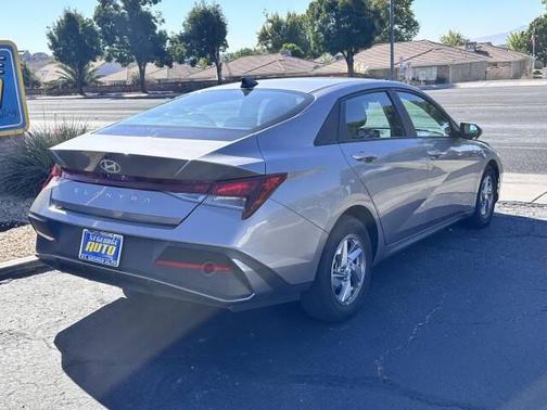 2024 Hyundai ELANTRA SE