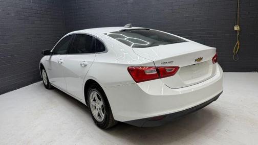 White 2018 Chevrolet Malibu 1LS