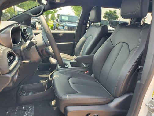 2025 Chrysler Pacifica L
