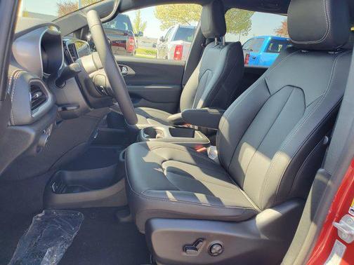 2025 Chrysler Pacifica Hybrid Select