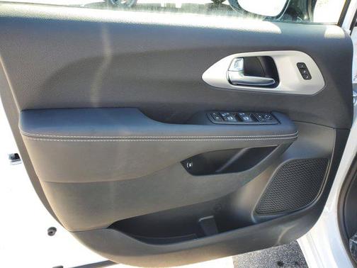 2025 Chrysler Pacifica Hybrid Premium S Appearance Pkg