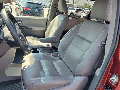 2017 Toyota Sienna XLE