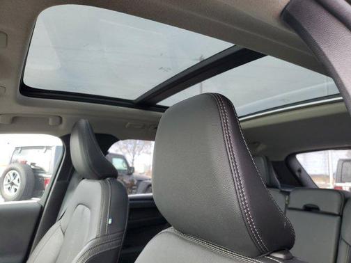 2024 Volvo XC40 B5 Plus Dark Theme