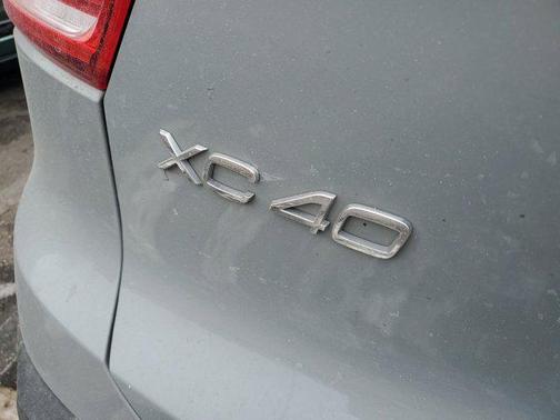 2024 Volvo XC40 B5 Plus Dark Theme