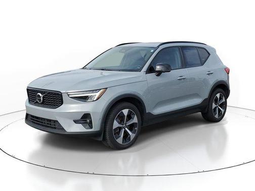 2024 Volvo XC40 B5 Plus Dark Theme