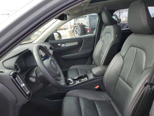 2024 Volvo XC40 B5 Plus Dark Theme