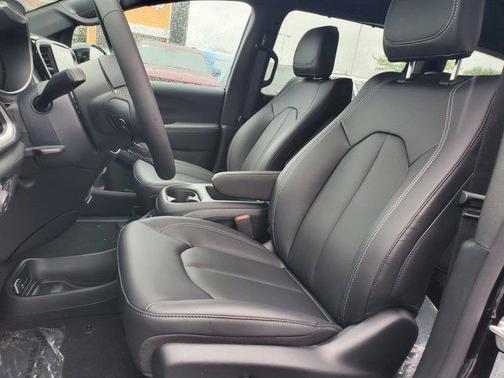 2025 Chrysler Pacifica L