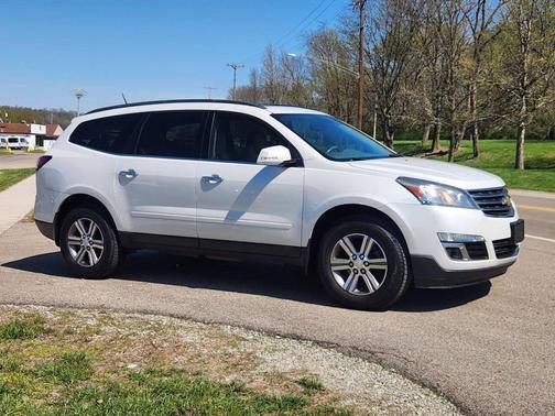 White 2017 Chevrolet Traverse 2LT