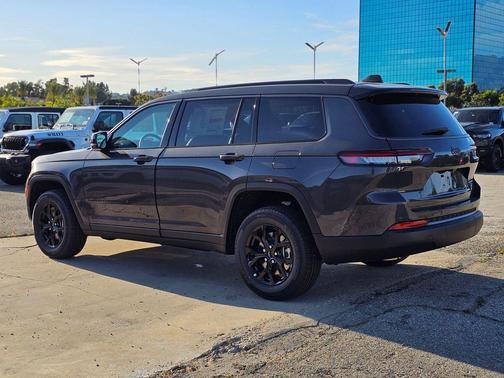 Baltic Gray Metallic Clearcoat 2026 Jeep Grand Cherokee L Altitude