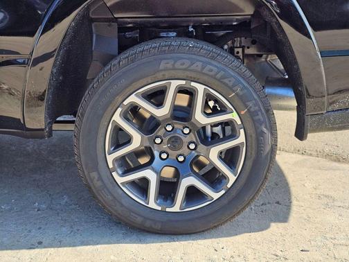 Diamond Black Crystal Pearlcoat 2026 RAM 1500 Laramie