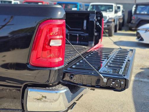 Diamond Black Crystal Pearlcoat 2026 RAM 1500 Laramie