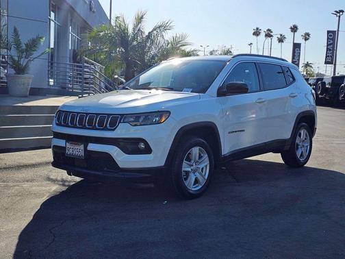 Bright White Clearcoat 2022 Jeep Compass Latitude