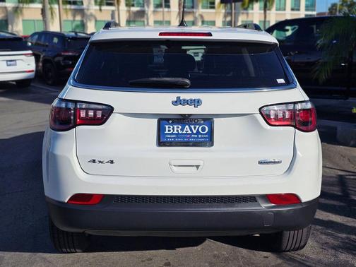 Bright White Clearcoat 2022 Jeep Compass Latitude