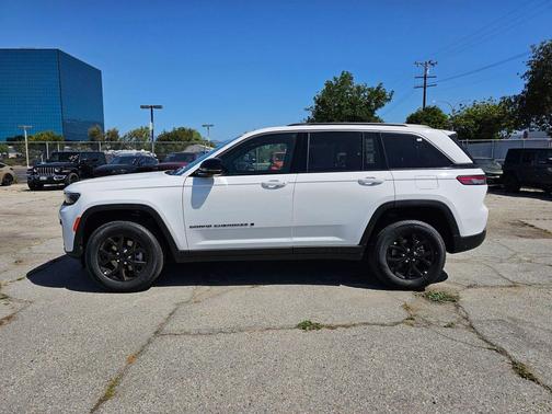 Bright White Clearcoat 2026 Jeep Grand Cherokee Altitude