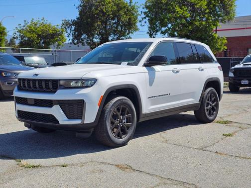 Bright White Clearcoat 2026 Jeep Grand Cherokee Altitude