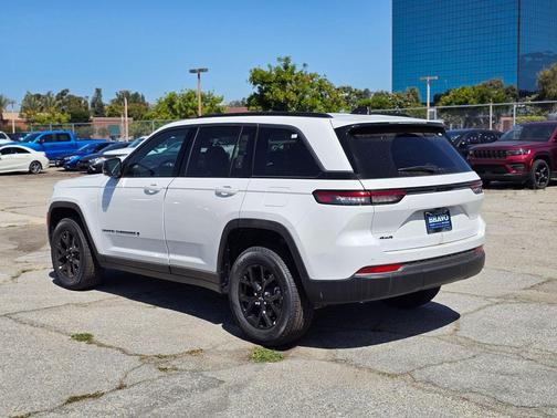 Bright White Clearcoat 2026 Jeep Grand Cherokee Altitude