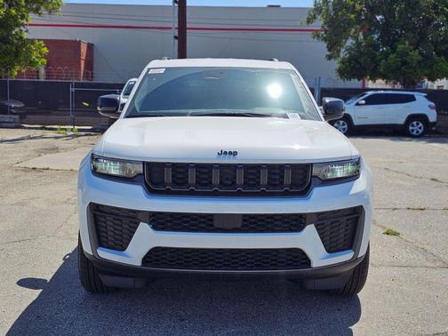 Bright White Clearcoat 2026 Jeep Grand Cherokee Altitude