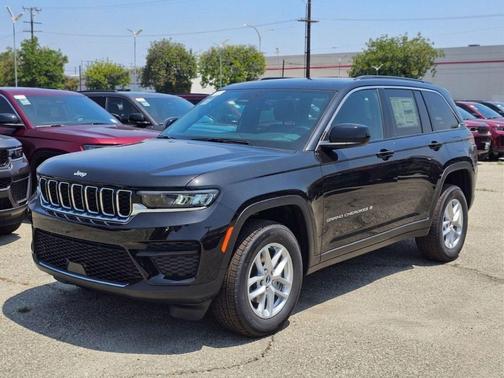 Diamond Black Crystal Pearlcoat 2026 Jeep Grand Cherokee Laredo