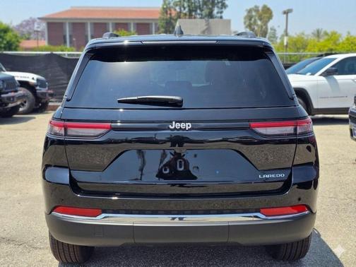 Diamond Black Crystal Pearlcoat 2026 Jeep Grand Cherokee Laredo