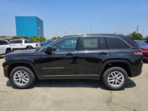 Diamond Black Crystal Pearlcoat 2026 Jeep Grand Cherokee Laredo