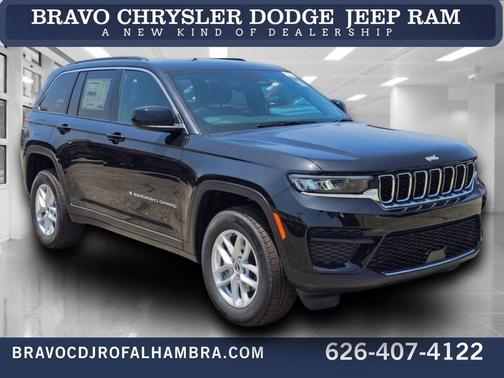 Diamond Black Crystal Pearlcoat 2026 Jeep Grand Cherokee Laredo