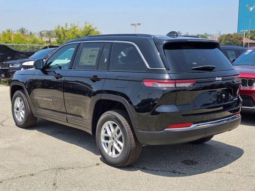 Diamond Black Crystal Pearlcoat 2026 Jeep Grand Cherokee Laredo