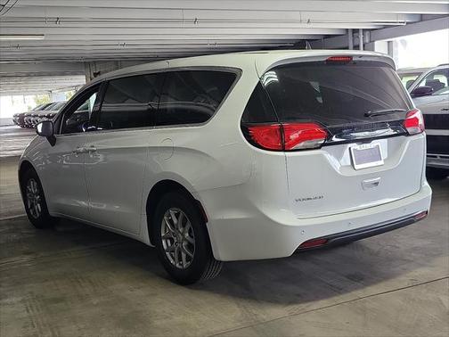 2025 Chrysler Voyager LX