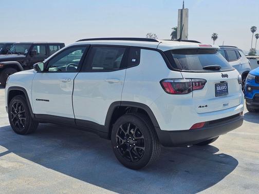 Bright White Clearcoat 2026 Jeep Compass Latitude