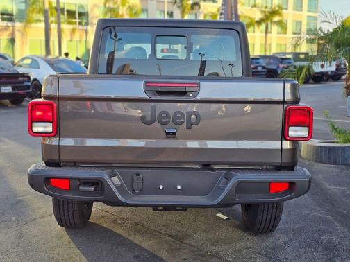 2026 Jeep Gladiator Sport