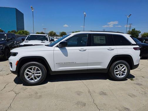 Bright White Clearcoat 2026 Jeep Grand Cherokee Laredo