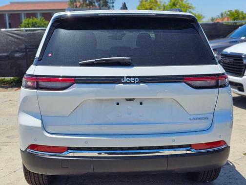 Bright White Clearcoat 2026 Jeep Grand Cherokee Laredo