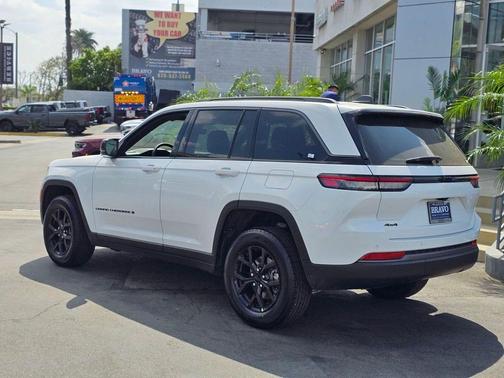 Bright White Clearcoat 2026 Jeep Grand Cherokee Altitude