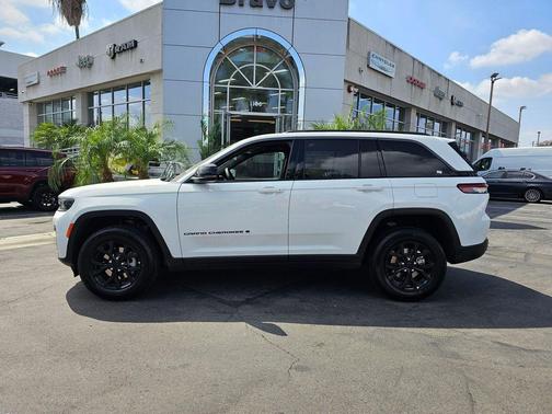 Bright White Clearcoat 2026 Jeep Grand Cherokee Altitude