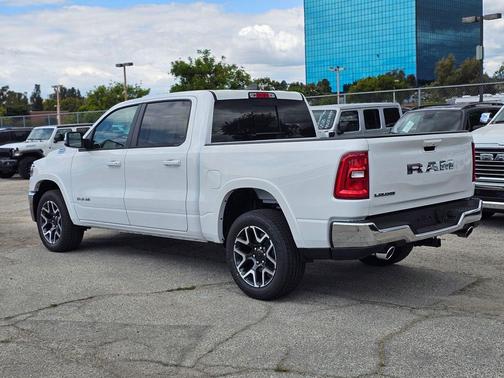 Ivory White Tri-Coat Pearlcoat 2026 RAM 1500 Laramie