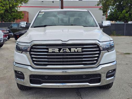Ivory White Tri-Coat Pearlcoat 2026 RAM 1500 Laramie