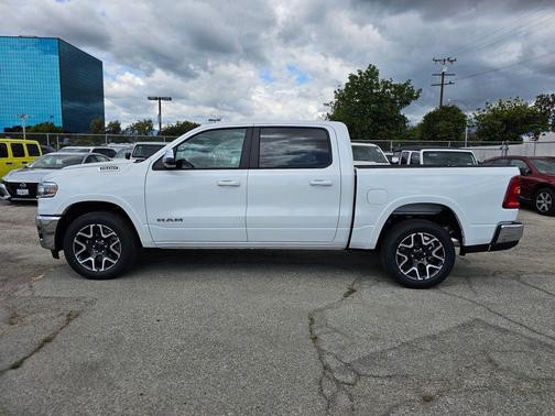Ivory White Tri-Coat Pearlcoat 2026 RAM 1500 Laramie