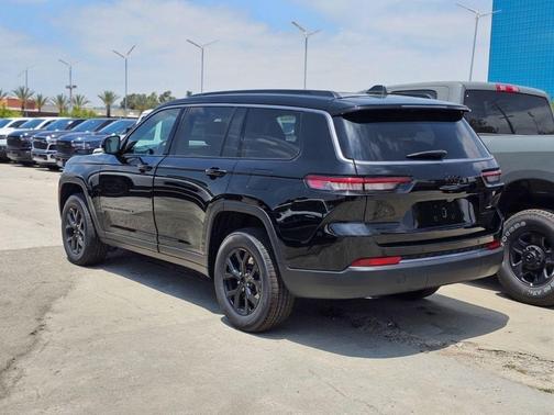 Diamond Black Crystal Pearlcoat 2026 Jeep Grand Cherokee L Altitude