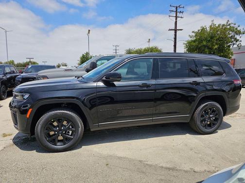 Diamond Black Crystal Pearlcoat 2026 Jeep Grand Cherokee L Altitude