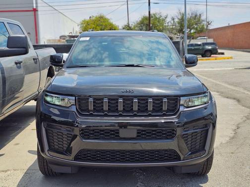 Diamond Black Crystal Pearlcoat 2026 Jeep Grand Cherokee L Altitude