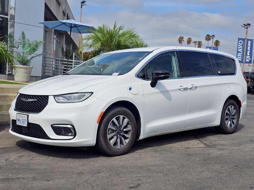 Bright White Clearcoat 2024 Chrysler Pacifica Hybrid Select