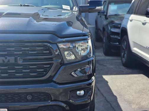 Diamond Black Crystal Pearlcoat 2024 RAM 1500 Big Horn/Lone Star